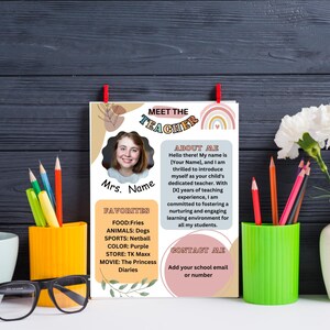 Puede incluir: Un cartel colorido de 'Conoce al profesor' con una foto de un profesor, un arcoíris y un corazón. El cartel incluye el nombre del profesor, una sección sobre el profesor y una sección para la información de contacto. El cartel está impreso en papel blanco y tiene un fondo azul claro.