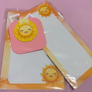 Puede incluir: Una taza de cerámica blanca con asa negra y el texto "But First, Coffee" en negrita negra. La taza se encuentra sobre un fondo borroso, sugiriendo un ambiente acogedor.