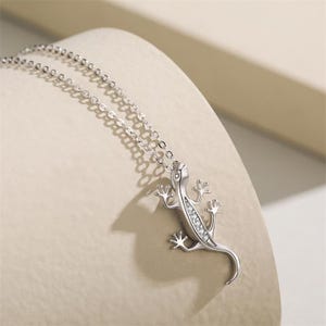 Sterling Silver Lizard Pendant Necklace, Gecko Charm Jewelry for Animal Lovers, Reptile Lizard Charm, Unique Gift for Nature Enthusiasts,15