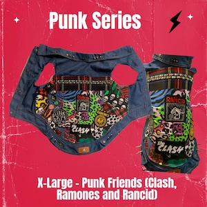 Puede incluir: Dos chalecos vaqueros para perros con parches de punk rock. Los chalecos presentan parches con las palabras "Punk Rock", "The Clash", "Ramones" y "Rancid". Los chalecos están decorados con tachuelas y púas. También se ve el texto "Punk Series" y "X-Large - Punk Friends (Clash, Ramones and Rancid)".