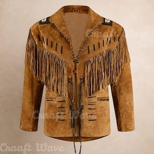 Pode incluir: Casaco de camurça castanho claro com franjas no peito, ombros e mangas. O casaco tem gola entalhada, dois bolsos frontais e costuras decorativas. O casaco é de cor castanho médio e tem uma estética vintage e western.