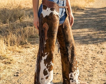 Chaps en cuir de vache imprimé western à franges | Pantalon de rodéo en cuir de vachette repoussé à la main | Leggings de concours hippique sculptés cowgirl
