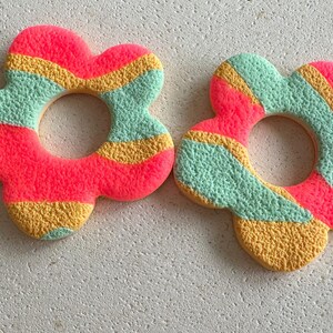 Pendientes de arcilla con diseño floral de neón: tachuelas multicolores hechas a mano para un regalo de estilo atrevido para ella