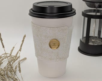 Gold Weiße Kaffeetasse Gemütliche Stoffhülle Heißgetränkeschutz Wrap Hochzeit Accessoire weiches subtiles Musterdesign Umweltfreundlich wiederverwendbar