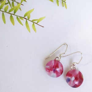 Boucles d'oreilles pendantes courtes Blossom en verre fusionné