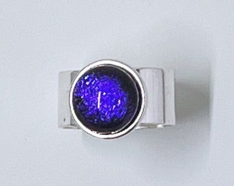 Bague réglable violette en verre fusionné dichroïque