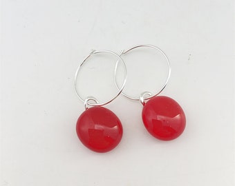 Pendientes de aro de vidrio fundido rojo