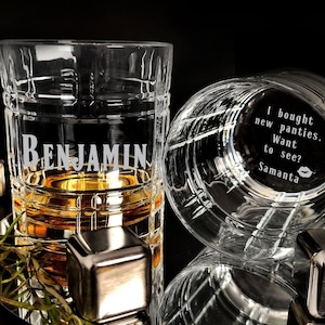 Personalizowane szklanki do whisky z imieniem i tajną wiadomością w środku Prezent z zabawnym napisem na spodzie, prezent dla niego, prezent urodzinowy dla chłopaka