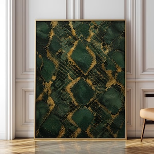 Peut inclure: Une impression d'art mural rectangulaire présentant un motif de peau de serpent vert foncé et doré. Le design se compose d'écailles en forme de losange vert forêt profond, rehaussées de détails en feuille d'or entre les segments texturés.
