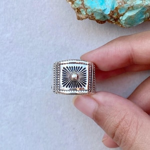 Ring i 925 sterlingsilver i amerikansk ursprungsstil med ett djärvt band och en antikinspirerad design för män och kvinnor