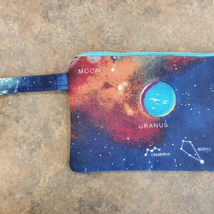 Bolso pequeño de planetas y constelaciones con cremallera y asa. Tamaño de teléfono celular bueno para una cartera, bolsa de maquillaje, etc.