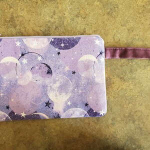 Bolso pequeño morado celeste con cremallera y asa. Tamaño de teléfono celular bueno para una cartera, bolsa de maquillaje, etc. Fabricado en Colorado.