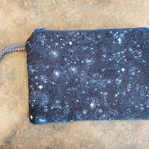 Bolso pequeño azul celeste con cremallera y asa. El tamaño del teléfono celular es bueno para una cartera, bolsa de maquillaje, etc. Forro de poliéster azul.