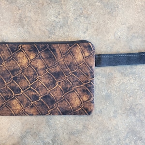 Bolso pequeño de eslabones de cadena marrón con cremallera y asa. Tamaño de teléfono celular bueno para una cartera, bolsa de maquillaje, etc. con una tarjeta de naturaleza curativa gratis.