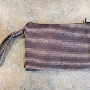 Bolso pequeño de tela de tapicería marrón con cremallera y asa. Tamaño de teléfono celular bueno para una cartera, bolsa de maquillaje, etc. Bonito forro.