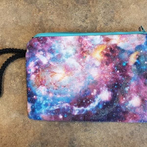 Bolso pequeño celeste con cremallera y asa en morado y otros colores. Tamaño de teléfono celular bueno para una cartera, bolsa de maquillaje, etc.