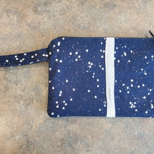 Bolso pequeño denim con estrellas plateadas y tira plateada con cremallera y asa. Tamaño de teléfono celular bueno para una cartera, bolsa de maquillaje, etc.