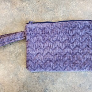 Bolso pequeño de terciopelo morado con cremallera y asa. Tamaño de teléfono celular bueno para una bolsa de maquillaje de billetera, etc. viene con una tarjeta de naturaleza curativa gratis,