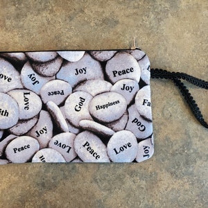 Bolso pequeño con cremallera y asa. El tamaño del teléfono celular es bueno para una cartera, una bolsa de maquillaje, etc. Rocas con paz, amor. hermoso forro de poliéster