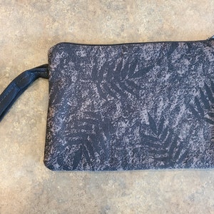 Bolsa de hoja negra. bueno para un estilo de vida ocupado. Puede ser bueno para mujeres y hombres. Duradero y del tamaño justo. Único en su clase