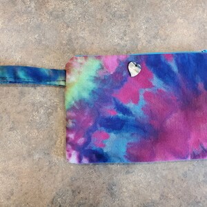 Bolso pequeño colorido tie dye con cremallera y asa. Tamaño de teléfono celular bueno para una cartera, bolsa de maquillaje, etc. con forro especial