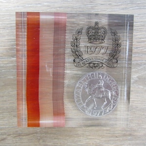 Queen Elizabeth II&#39;s Silver Jubilee 1977 Commemorative Crown Resin Paperweight