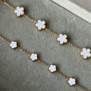 Bracelet fleur de trèfle blanc doré, bracelet trèfle à 5 feuilles, chaîne en acier inoxydable plaqué or 18 carats, bijoux minimalistes réglables pour femme.