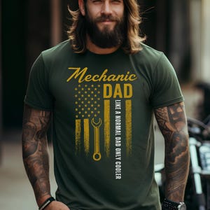 メカニックパパのシャツ。普通のお父さんのようなデザイン。アメリカ国旗とレンチ付き。父の日ギフト。車修理のお父さんへのプレゼント。面白いメカニックTシャツ。