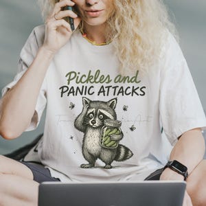 ピクルスとパニック発作のPNG、レトロなアライグマのグラフィック、レトロなヴィンテージPNG、ヴィンテージ漫画の昇華、メンタルヘルスユーモアTシャツデザイン