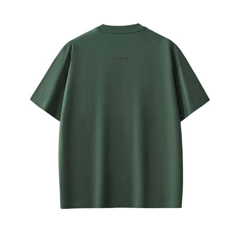 Pu&ograve; includere: Una maglietta verde scuro a maniche corte. La parola "DAFFA" &egrave; stampata in modo discreto sul retro della maglietta, vicino allo scollo. La maglietta ha un design semplice e classico.
