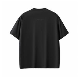 Pu&ograve; includere: T-shirt nero a maniche corte con la scritta "DAPPA" stampata in modo discreto sulla parte superiore della schiena. La maglietta ha un girocollo e una vestibilit&agrave; ampia. Il tessuto sembra essere un materiale morbido e opaco.