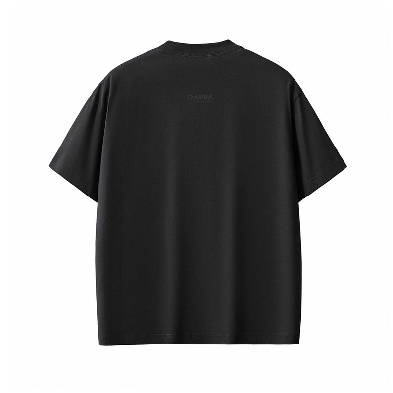 Pu&ograve; includere: T-shirt nero a maniche corte con la scritta "DAPPA" stampata in modo discreto sulla parte superiore della schiena. La maglietta ha un girocollo e una vestibilit&agrave; ampia. Il tessuto sembra essere un materiale morbido e opaco.