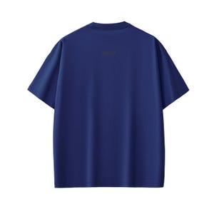 Pu&ograve; includere: Una maglietta blu navy a maniche corte. La parola "DAYER" &egrave; stampata sul retro in una tonalit&agrave; pi&ugrave; scura di blu. La maglietta ha un girocollo classico e una vestibilit&agrave; rilassata, adatta per l'abbigliamento casual.