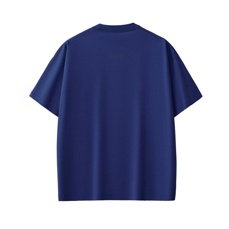 Pu&ograve; includere: Una maglietta blu navy a maniche corte. La parola "DAYER" &egrave; stampata sul retro in una tonalit&agrave; pi&ugrave; scura di blu. La maglietta ha un girocollo classico e una vestibilit&agrave; rilassata, adatta per l'abbigliamento casual.