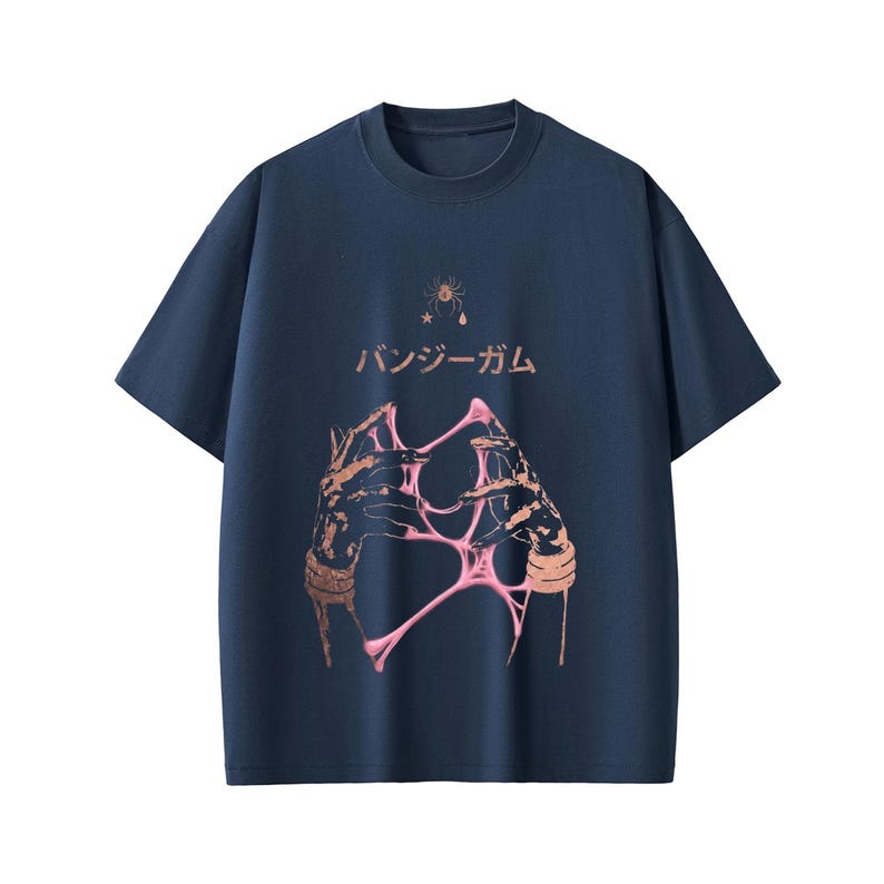 Pu&ograve; includere: T-shirt blu navy con scollo tondo e design grafico. Il design presenta un'illustrazione stilizzata di mani che tengono una sostanza rosa e appiccicosa, con testo giapponese e una piccola illustrazione di stella e ragno.