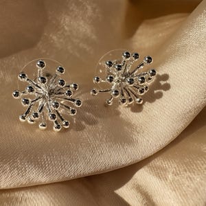 Orecchini a bottone con dente di leone: delicati gioielli in argento con fiori, ispirati alla natura