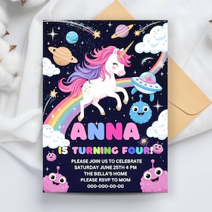 Può includere: Un invito di compleanno colorato con un unicorno, un arcobaleno, pianeti e un'astronave aliena su uno sfondo blu scuro. Il testo recita "ANNA IS TURNING FOUR!" con i dettagli dell'evento.