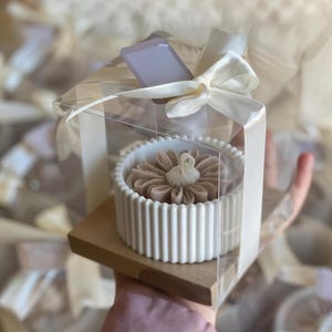 Spersonalizowany prezent na ślub, zaręczyny, urodziny, baby shower w pudełku ze świecą Daisy 10 sztuk