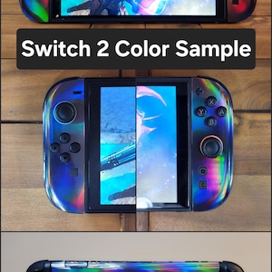 以下が含まれることがあります： 3台のNintendo Switchコンソールが、虹色のスキンで表示されています。画面にはビデオゲームのグラフィックが表示されています。「SWITCH 2 COLOR SAMPLE」というテキストが黒い長方形で表示されています。