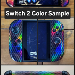 以下が含まれることがあります： ホログラフィックなハニカム模様のスキンを施したNintendo Switchコンソール。画面にはWarframeゲームが表示されています。「Switch 2 Color Sample」と「Panic Button」の文字が見えます。Joy-Consにはカラフルなボタンが付いています。