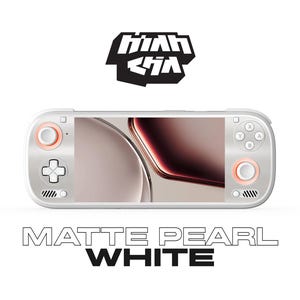 以下が含まれることがあります： マットパールホワイトのポータブルゲーム機。ぼやけた画像を表示する画面があり、コントロールボタンにはオレンジ色のアクセントが付いています。「HIGH G」と「MATTE PEARL WHITE」の文字が太字の様式化されたフォントで表示されています。