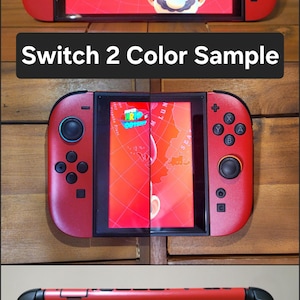 以下が含まれることがあります： 赤いニンテンドーSwitchコンソール。ゲーム画面にはマリオのキャラクターが表示されています。画像は、前面、側面、背面を含む3つの異なるビューでコンソールを示しています。「SWITCH 2 COLOR SAMPLE」というテキストが黒いボックスに表示されています。