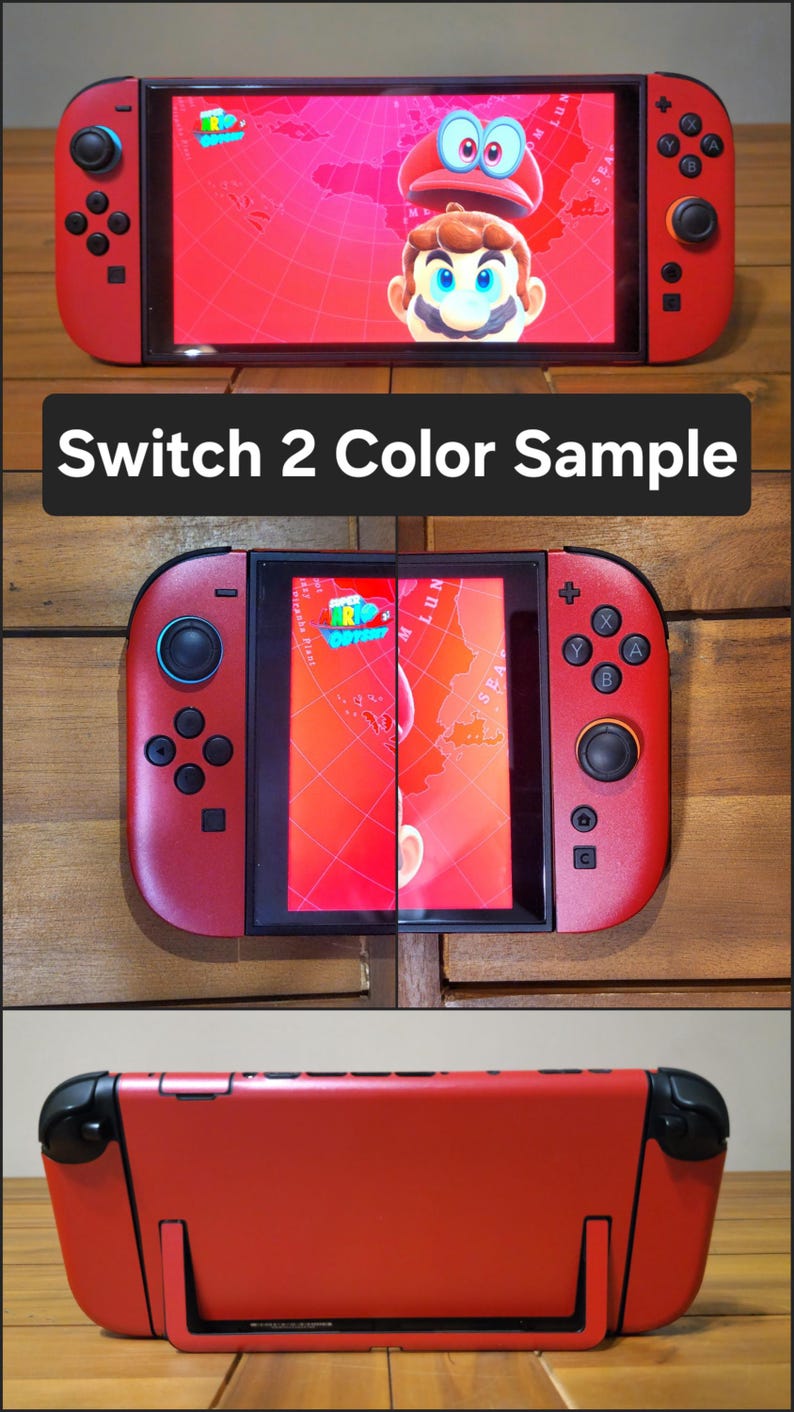 以下が含まれることがあります： 赤いニンテンドーSwitchコンソール。ゲーム画面にはマリオのキャラクターが表示されています。画像は、前面、側面、背面を含む3つの異なるビューでコンソールを示しています。「SWITCH 2 COLOR SAMPLE」というテキストが黒いボックスに表示されています。