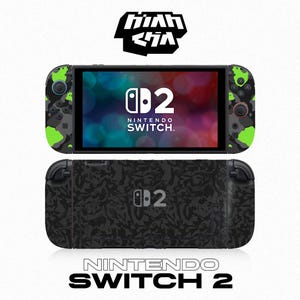 以下が含まれることがあります： 黒とグレーのカモフラージュ柄のNintendo Switch 2コンソール。コントローラーには緑色のアクセントがあります。画面にはNintendo Switchのロゴが表示されています。「High Life」と「Nintendo Switch 2」の文字も表示されています。