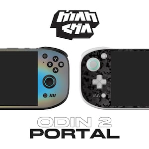 Op de afbeelding: Twee draagbare gameconsoles, één met een blauw-zilveren gradiëntafwerking, de andere met een zwart camouflagepatroon. De tekst "HIGH" en "ODIN 2 PORTAL" worden in het wit weergegeven.