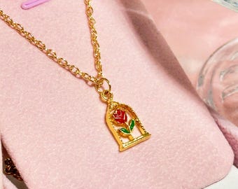 Gold Rose Charm Halskette | Garteninspirierter Blumenanhänger | Emaille Rose & Perlenkette | Eleganter Schmuck für Frauen | Geschenk für Sie