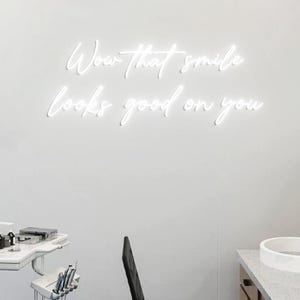 Wow That Smile Looks Good On You Neon Sign, Dental Office Wall Neon Light Decoration Idea, Dental Reception Neon Light Decoration