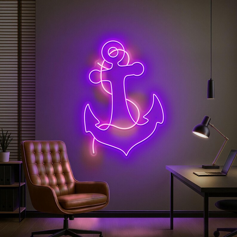 Puede incluir: Un letrero de ne&oacute;n con forma de ancla, brillando con un vibrante color p&uacute;rpura. El letrero est&aacute; montado en una pared p&uacute;rpura, creando un tema n&aacute;utico. La habitaci&oacute;n tambi&eacute;n cuenta con una silla de cuero marr&oacute;n, un escritorio con una computadora port&aacute;til y una l&aacute;mpara de escritorio negra.