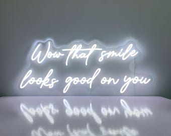 ¡Qué bien te sienta esa sonrisa! Letrero de neón, decoración para consultorio dental.