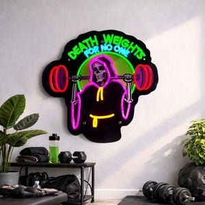 以下が含まれることがあります： 「DEATH WEIGHTS FOR NO ONE」の文字が入った黒いネオンサイン。骸骨がバーベルを持ち上げているデザインです。ネオンの緑、ピンク、黄色のアクセントが施された黒い背景。ジムやワークアウトスペースに最適です。